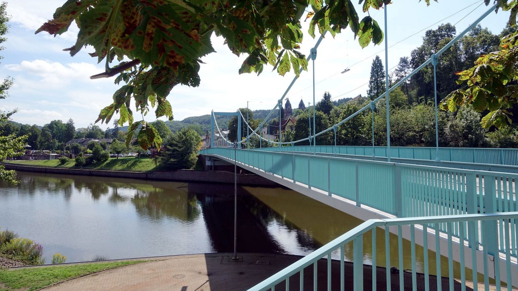 Blick auf die Saarbrücke in Mettlach