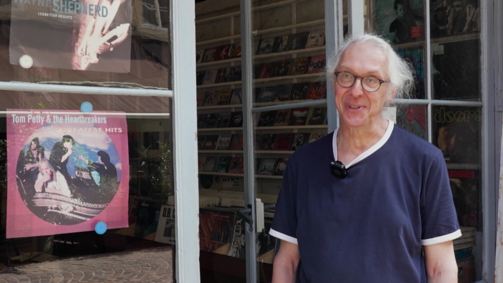 Foto:  Francis Kremer vor seinem Plattenladen