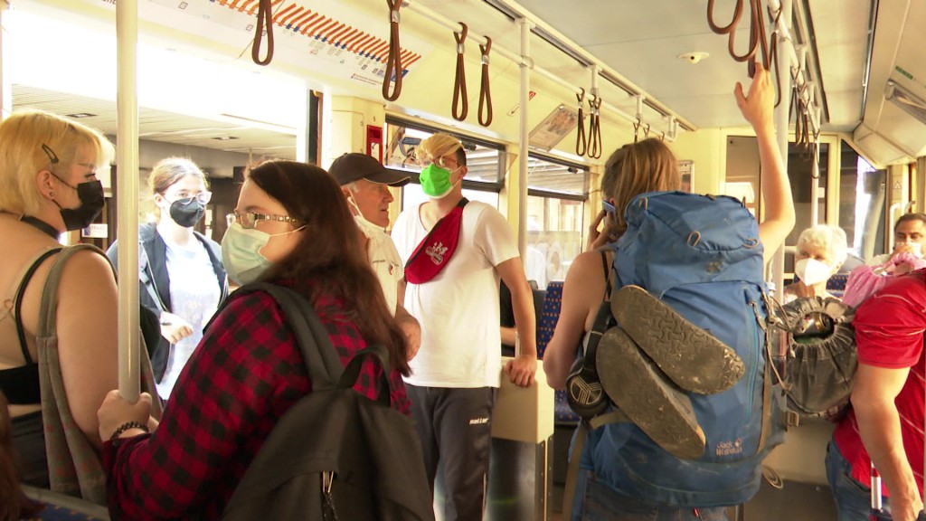 Foto: Menschen, die Maske im ÖPNV tragen