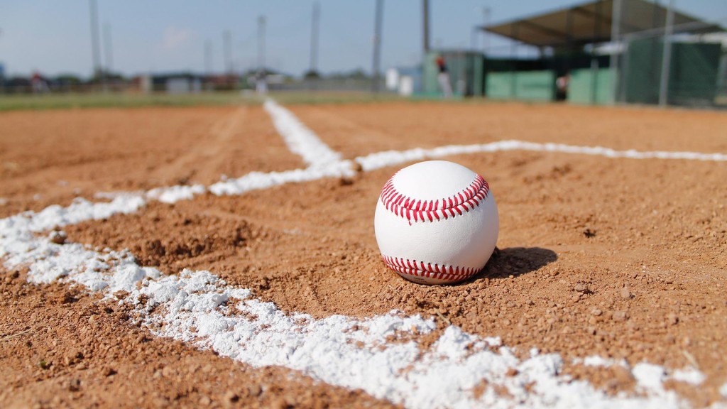 Ein Baseball liegt auf einem Platz