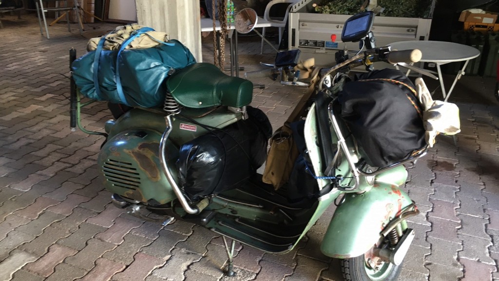 Die Vespa, gepackt für die große Tour