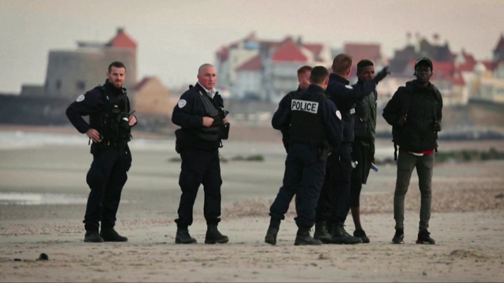 Foto: Polizisten in Calais