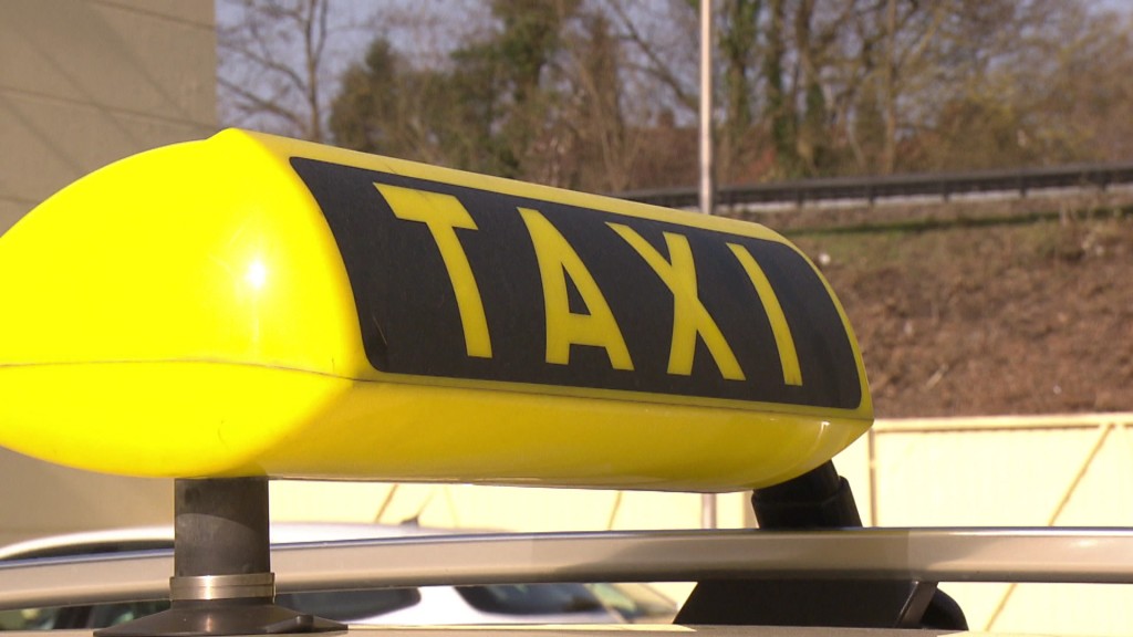 Ein Taxischild auf einem Fahrzeug