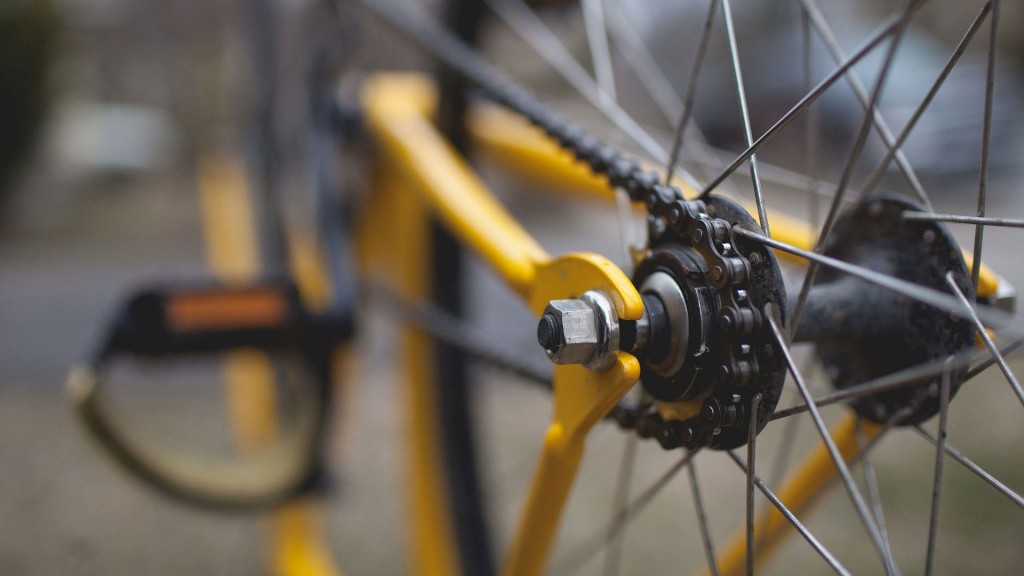 Die Fahrradnabe mit Kette eines gelben Rades