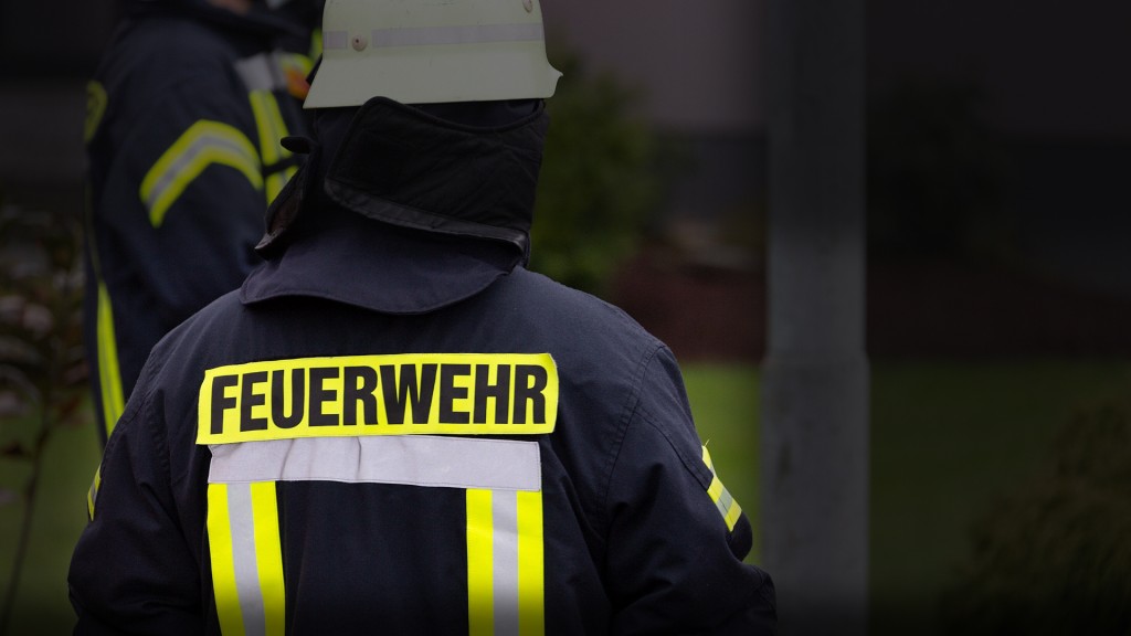 Der Rücken eines Feuerwehrmanns
