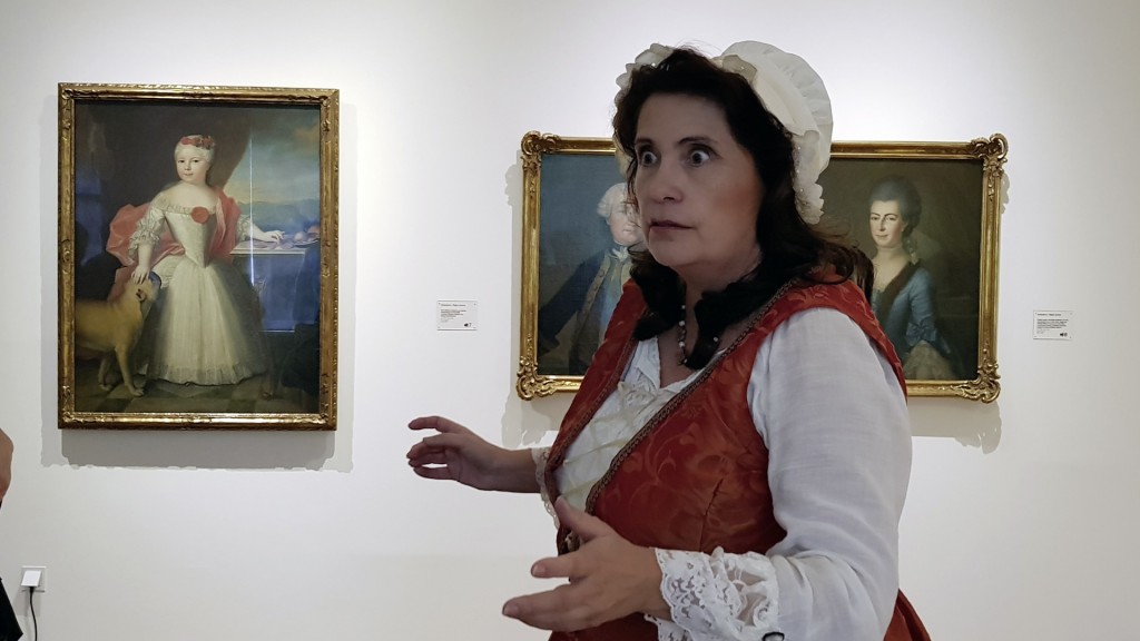Kammerzofe Henrietta (Monika Link) während einer Führung vor historischen Gemälden