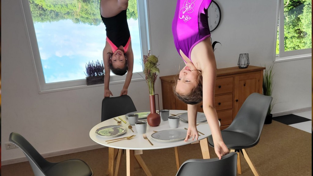 Illusion: Zwei Kinder hängen von der Decke im 