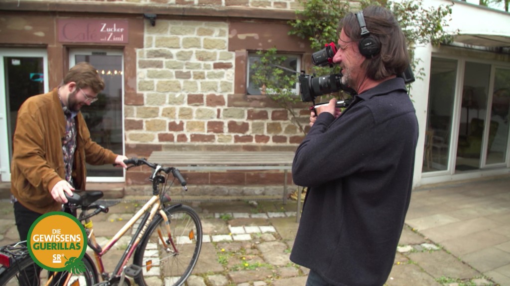 Foto: Kameramann filmt Mann mit Fahrrad