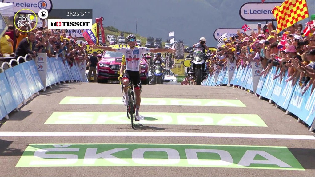 Foto: Pogacar am Ziel der 17. Etappe der Tour de France