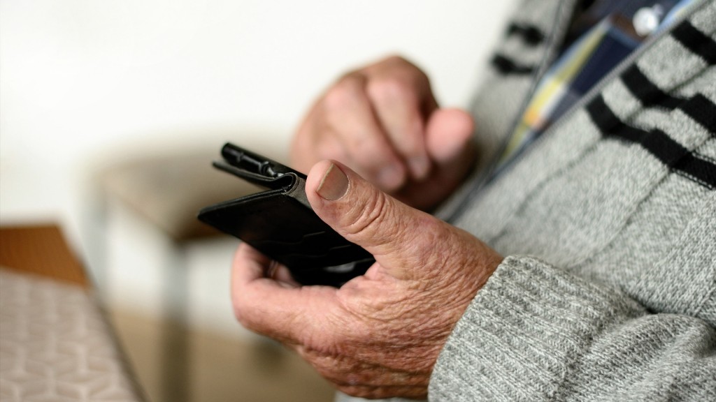Älterer Mensch mit Smartphone 