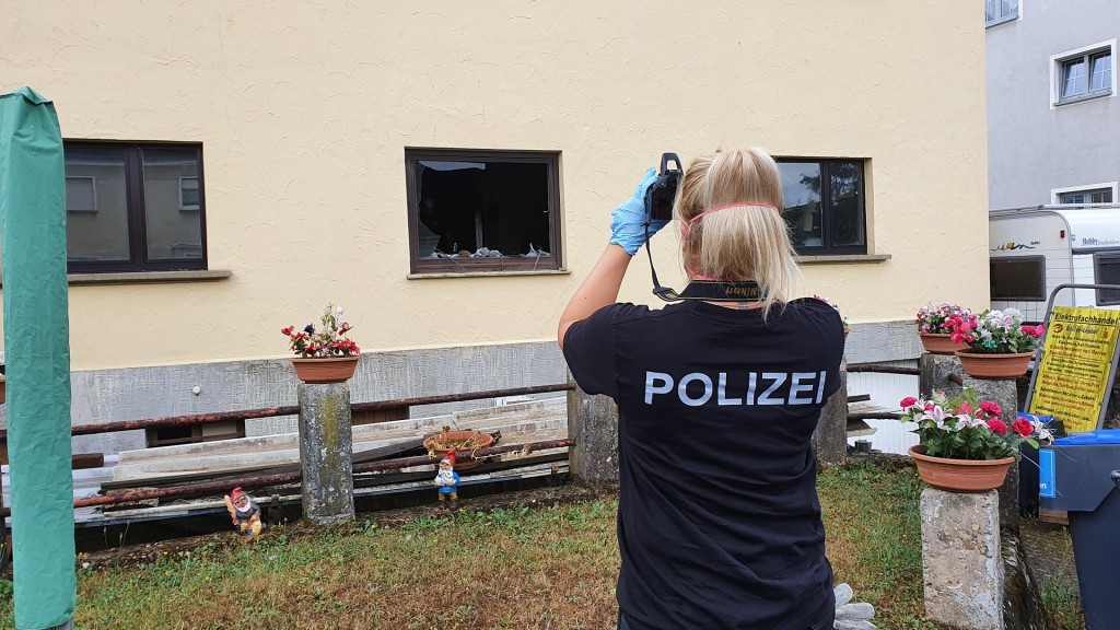 Polizei vor Ort nach der Explosion in einem Geschäfts- und Wohnhaus in Lebach