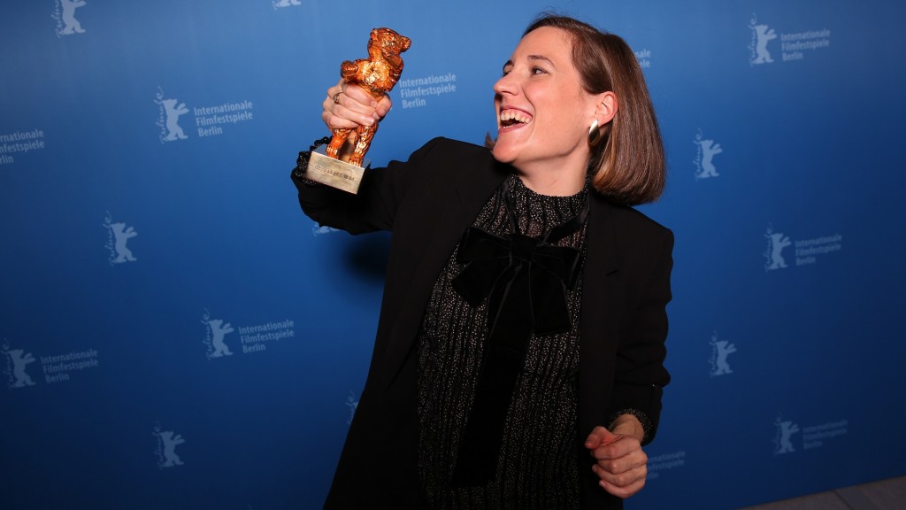 Die spanische Regisseurin Carla Simón freut sich über ihren Goldenen Bären für 