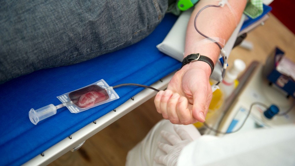Eine Person spendet Blut