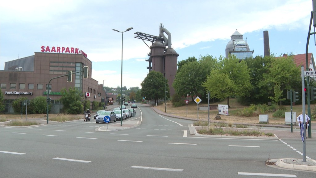 Foto: Eine Verkehrsinsel vor dem Saarpark-Center in Neunkirchen