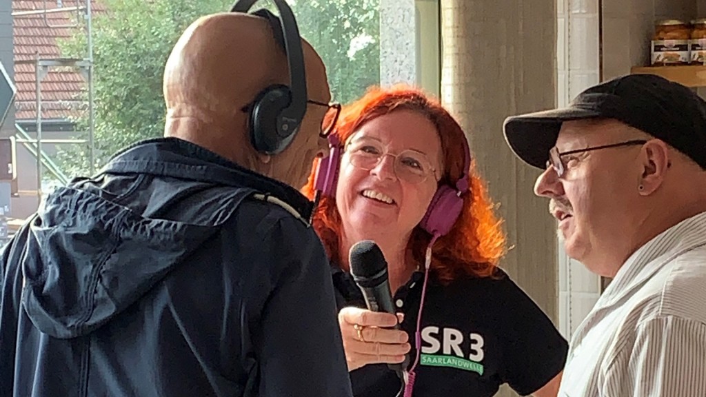 SR 3 Moderatoren Thomas Gerber und Susanne Wachs mit Dorfmetzger Emil Klos (rechts)
