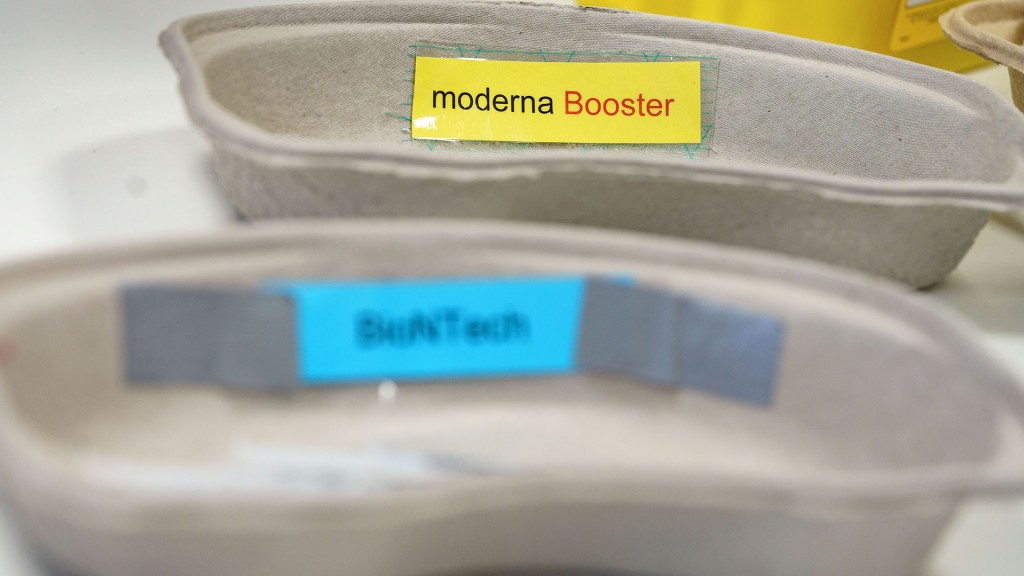 Zwei Schalen mit Booster-Impfstoff