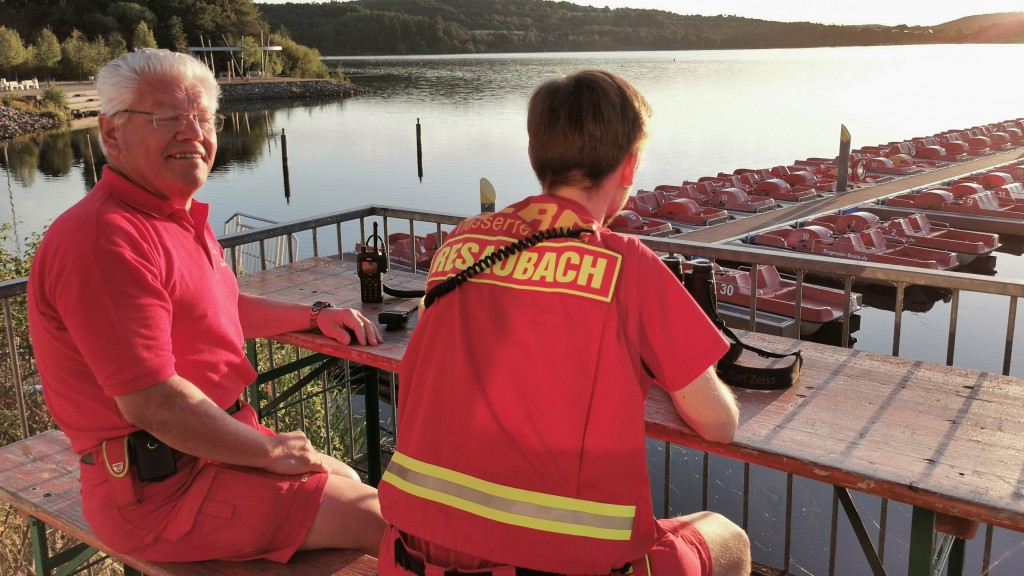 Rettungsschwimmer Heiner Klein und Max Valentin am Bostalsee