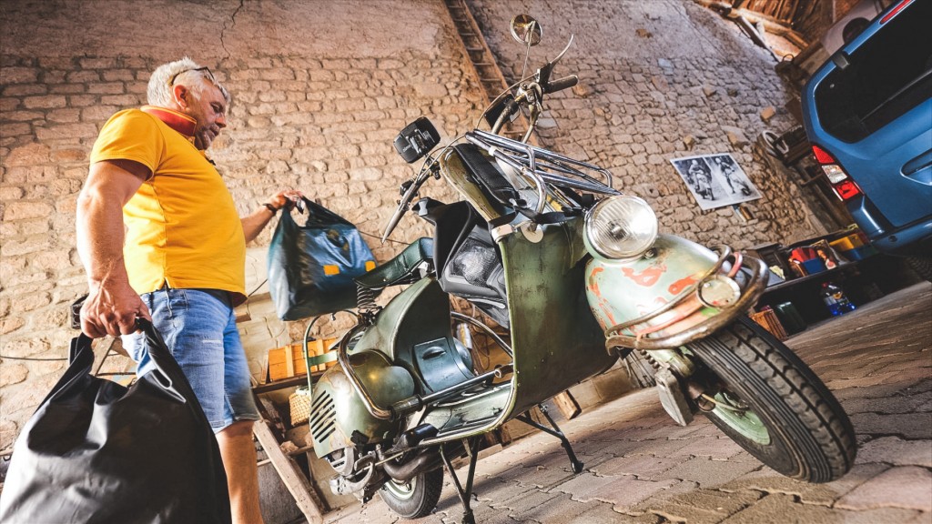 Foto: Klaus Altenhofer packt seine Taschen auf die Vespa