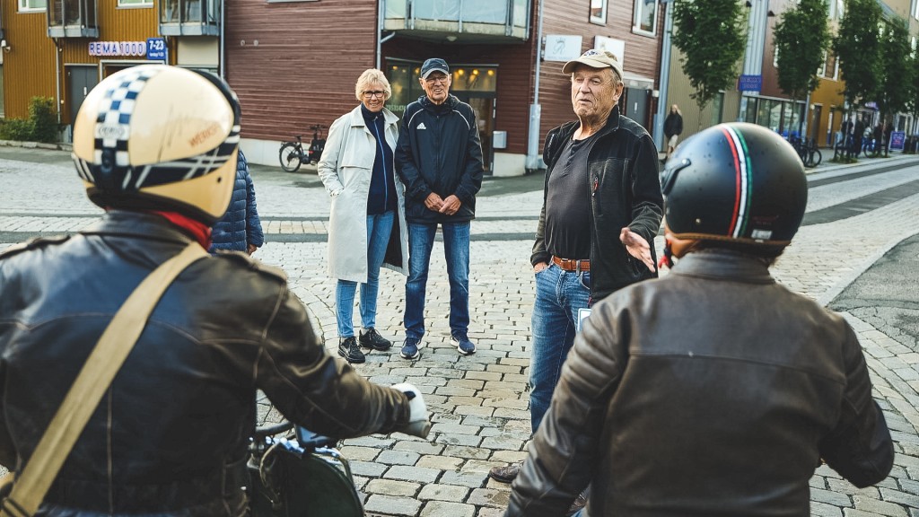 Foto: Klaus Altenhofer mit Freund Max unterhalten sich mit anderen Vespa-Fans in Trondheim