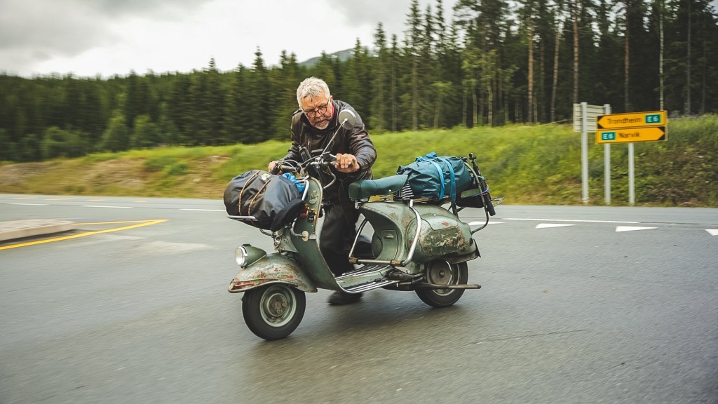 Foto: Klaus Altenhofer rollt seine Vespa wegen einer Panne von der Fahrbahn