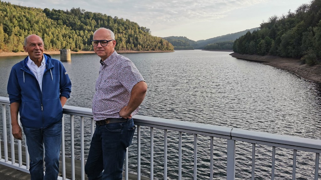 Günter Schnur und Joachim Meier an der Talsperre Nonnweiler