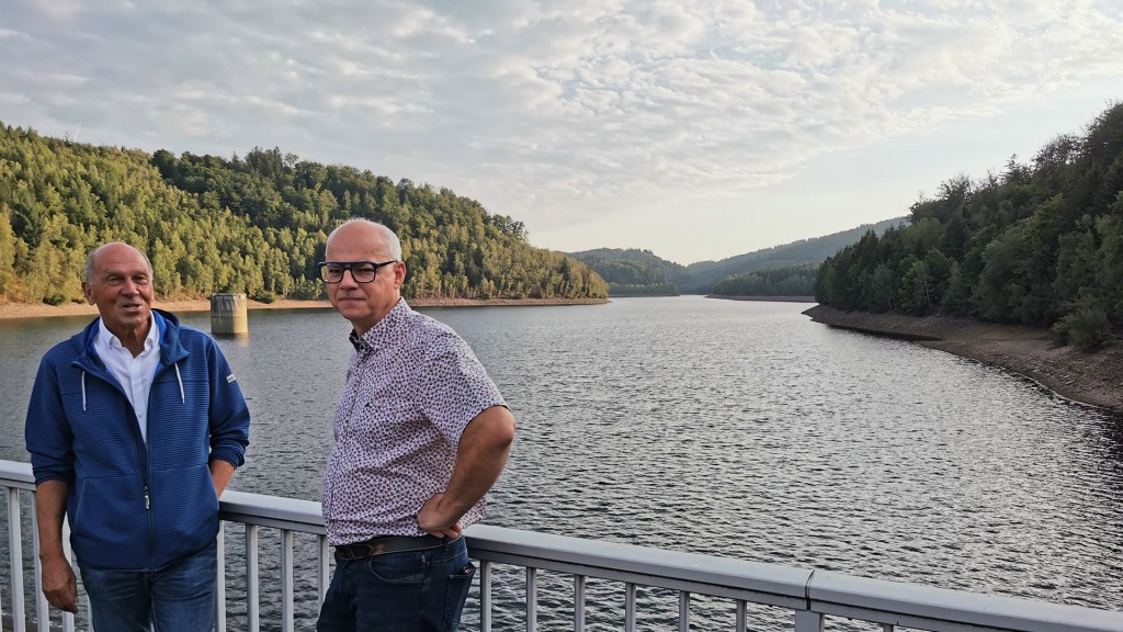 Die Leitwarte Günter Schnur und Joachim Meier an der Nonnweiler Talsperre
