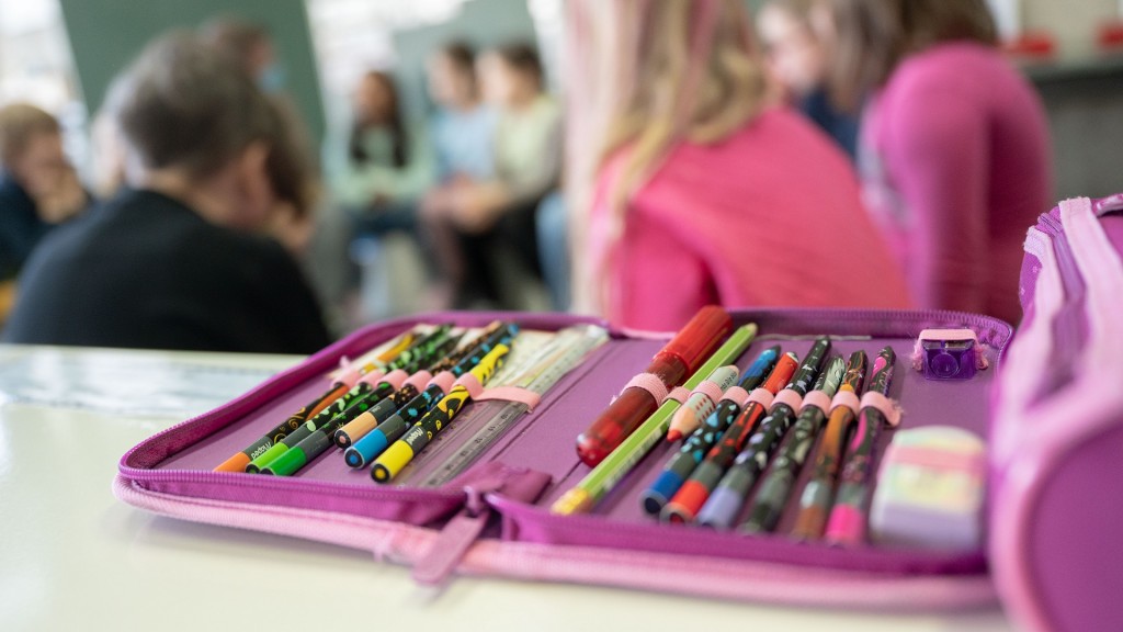Ein Gesprächskreis findet in einer Schulklasse statt