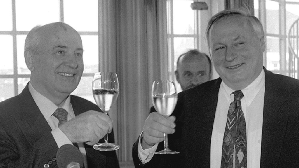 Der ehemalige Präsident der Sowjetunion, Michail Gorbatschow (l.), prostet am Dienstag mittag in Saarbrücken (17.09.) dem SPD-Vorsitzenden Oskar Lafontaine (r.) zu. 