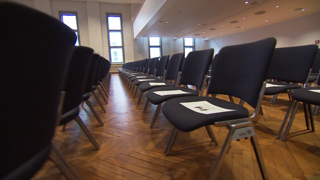 Leere Stühle bei einer Veranstaltung
