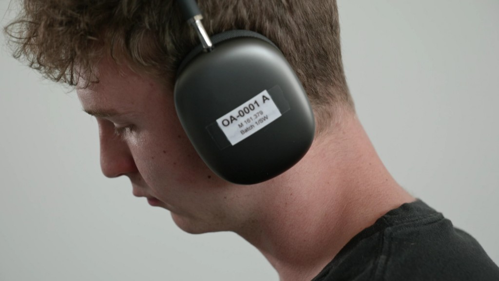 Foto: Mann mit Kopfhörern