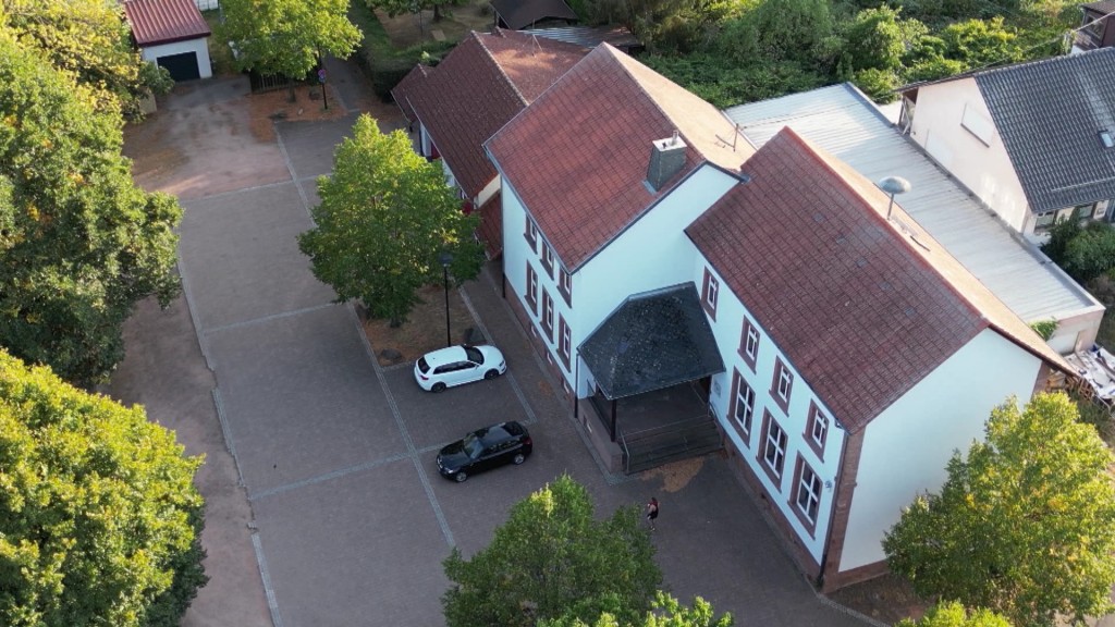 Die sanierte alte Schule in Niederlosheim