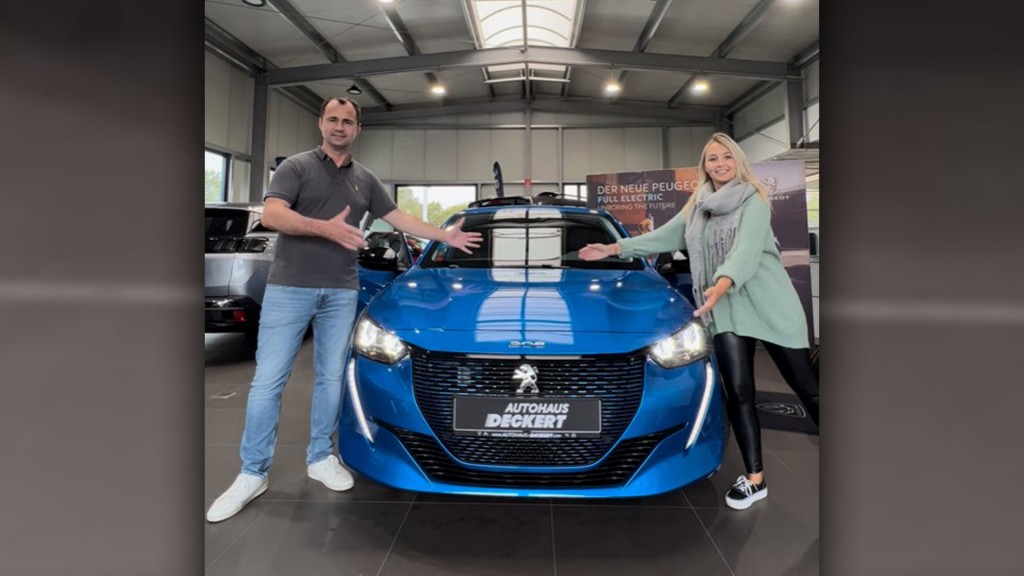 SR 1 elektrisiert! : Die SR 1 Moderatoren Frank Falkenauer und Maren Dinkela mit dem Gewinnerauto, einem Peugeot e-208 