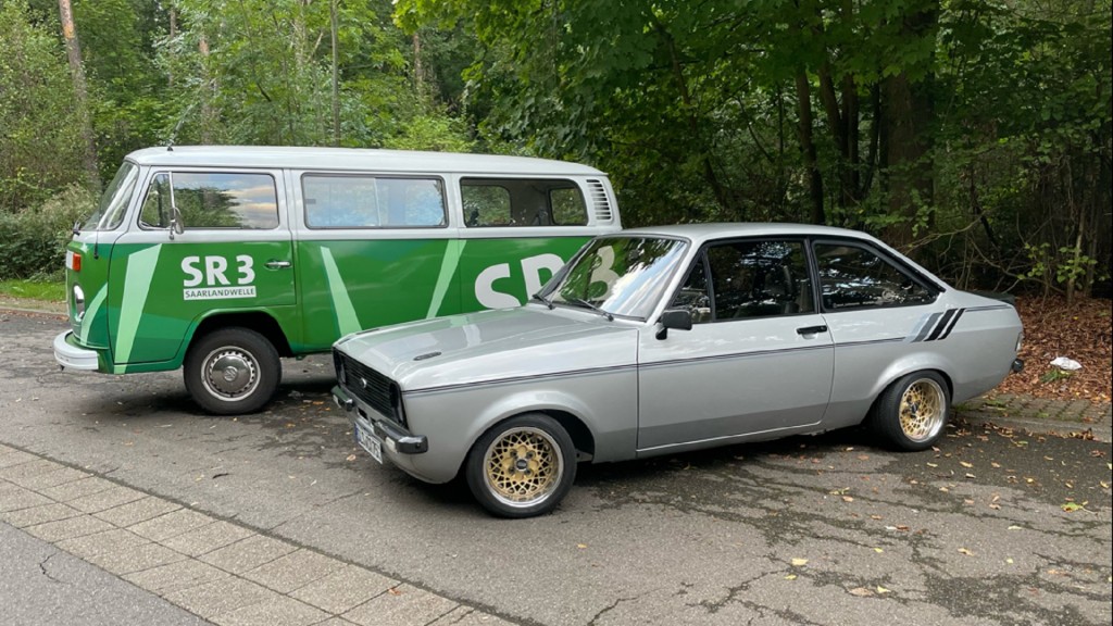 Der GuMo Mobil Bulli und Dennis' Ford Escort stehen nebeneinander