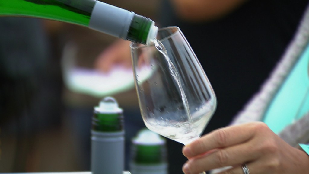 Wein wird in ein Weinglas eingegossen