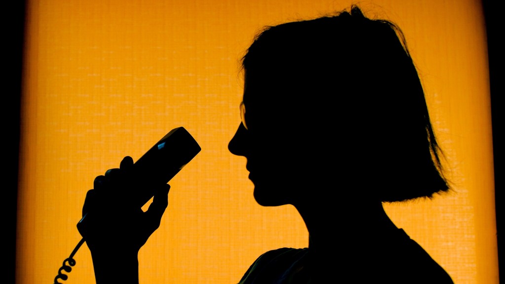 Foto: Frauensilhouette mit Telefonhörer in der Hand