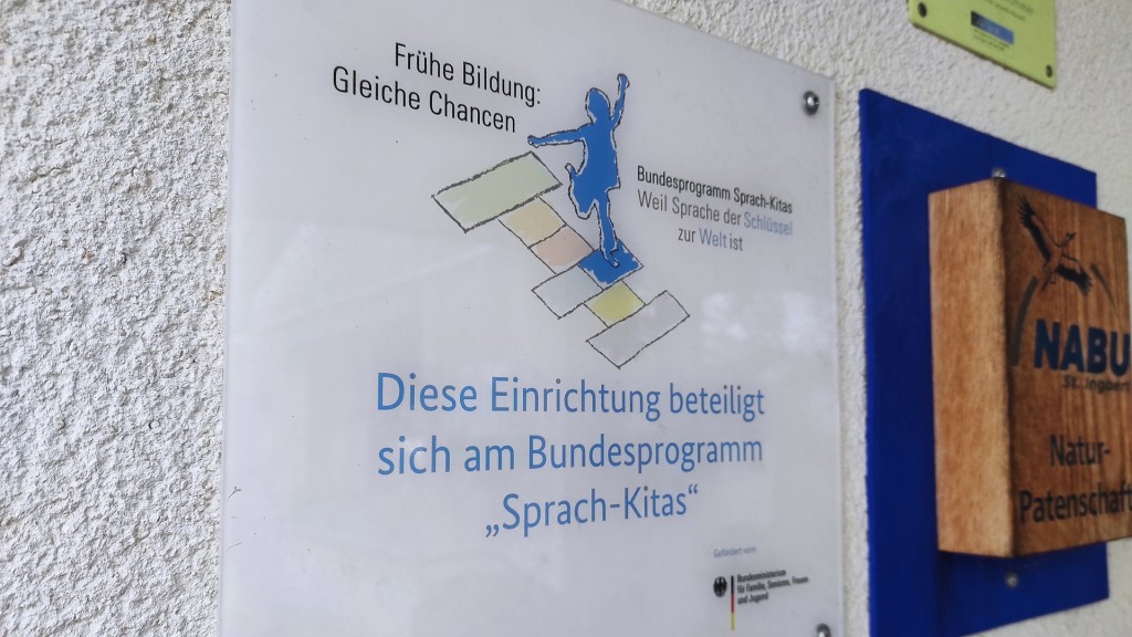 Eine Beschilderung verweist auf das Bundesprogramm 