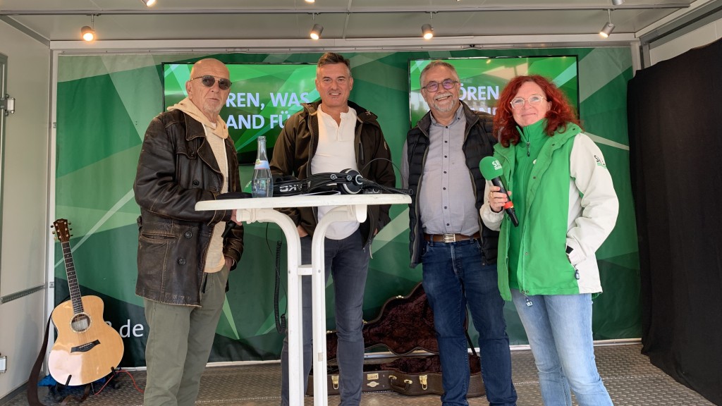 Thomas Gerber mit dem 1. Beigeordneten Christian Bies und Ortsvorsteher Manfred Klein neben Susanne Wachs (v.l.n.r.) 