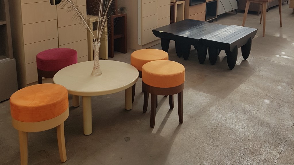 Möbel stehen auf einem Flohmarkt zu Verkauf