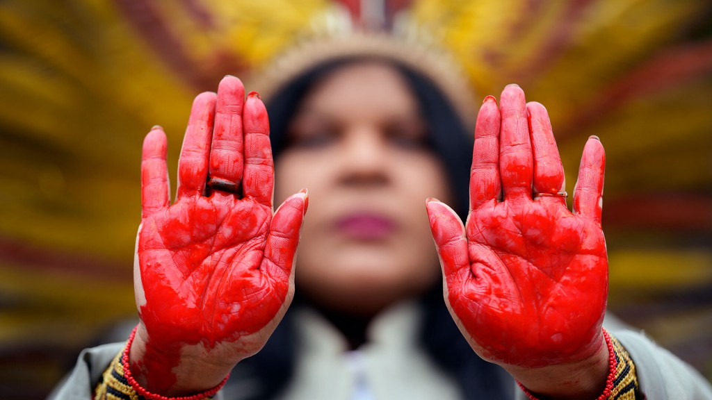 Sonia Guajajara, Oberhaupt der ethnischen Gruppe der Guajajara, zeigt während eines Protests gegen Gewalt, illegalen Holzeinschlag, Bergbau und Viehzucht ihre rot bemalten Hände