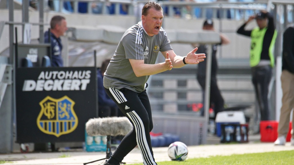 Foto: Uwe Koschinat am Spielfeldrand