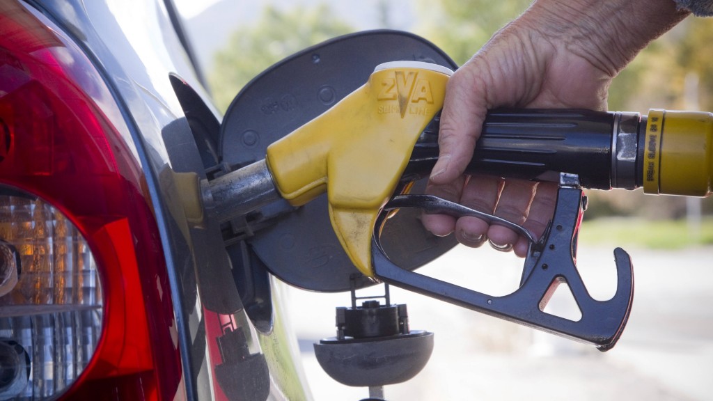 Eine Person betankt ihr Auto an einer Tankstelle in Frankreich. 