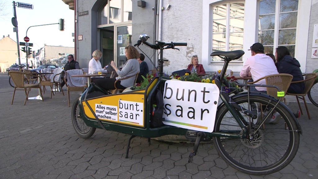 Foto: Fahrrad mit Plakat von bunt.saar