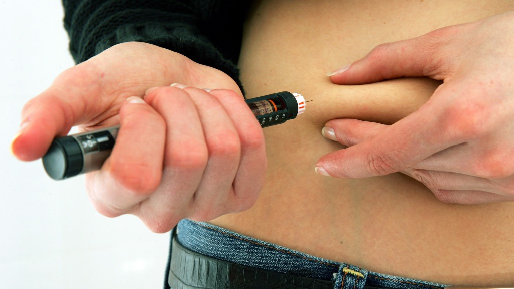 Eine Diabetikerin spritzt sich mit einem Insulin-Pen Insulin