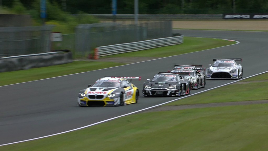 Foto: Vier Rennautos beim Motorsport