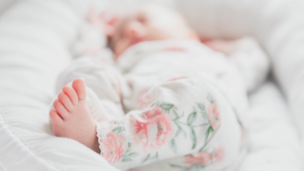 Ein Baby in einem Strampelanzug