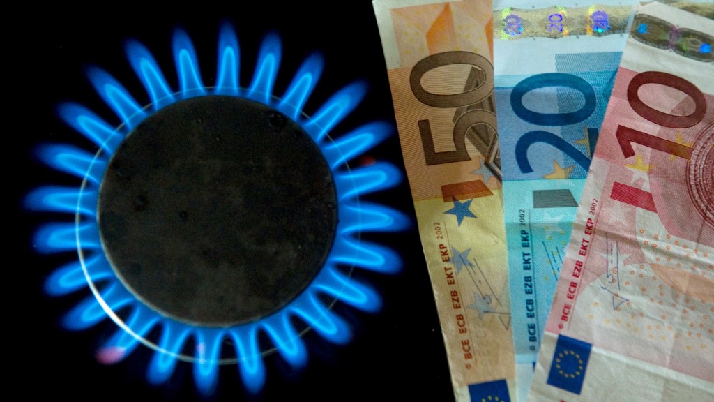 Euro-Scheine liegen neben einer Gasflamme auf einem Küchenherd (Symbolbild)