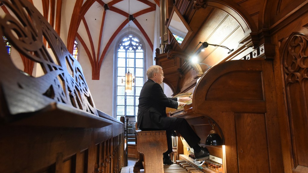 Ein Organist spielt während eines Gottesdienstes auf der Orgel