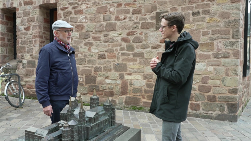 Foto: Unterwegs am Trierer Dom mit dem Historiker und Museumsleiter Markus Groß-Morgen
