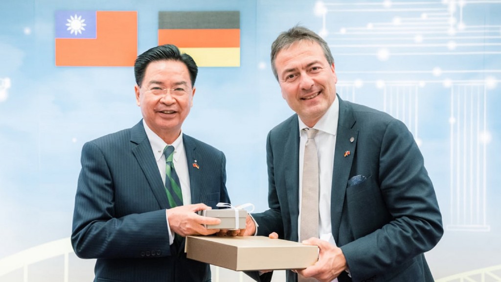 Joseph Wu (l), Außenminister von Taiwan, und Peter Heidt (FDP), Leiter der Bundestagsdelegation, tauschen Geschenke aus. 