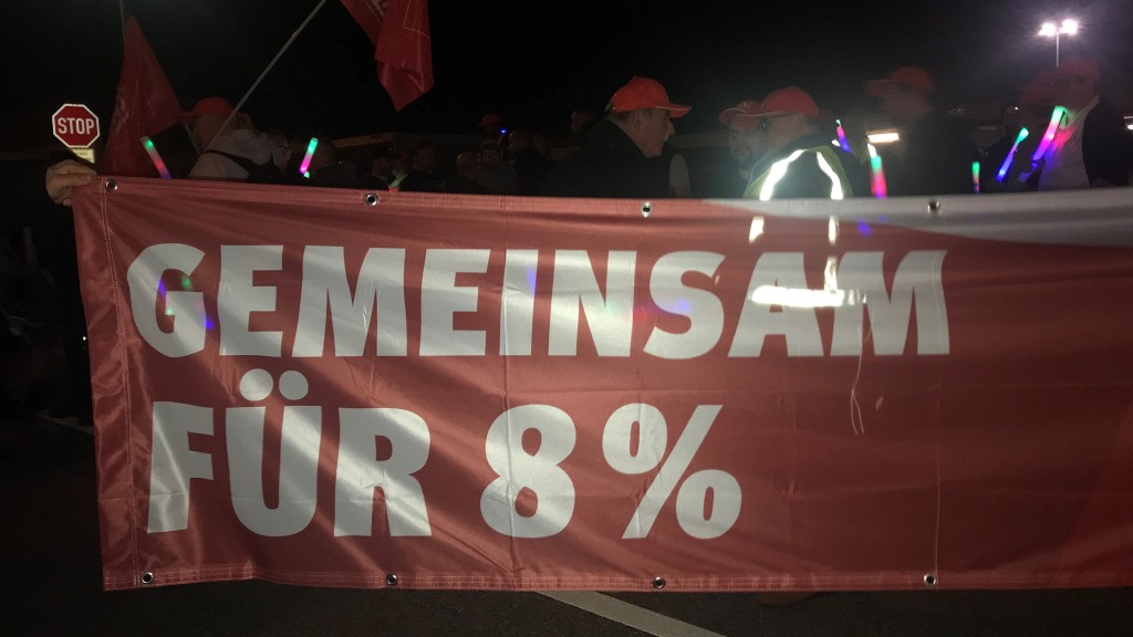 Nächtlicher Warnstreik bei ZF mit einem Banner 